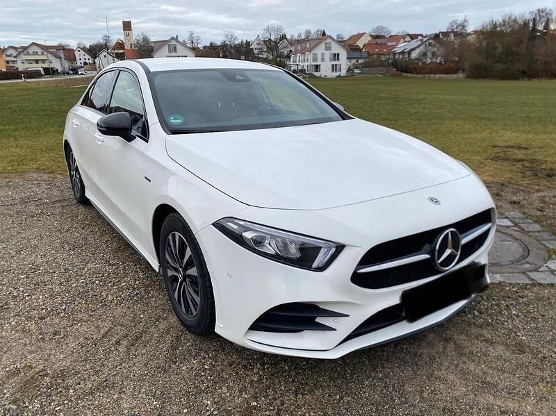 Weiß Gebraucht 2021 Mercedes A180 Edition Limousine | 22.900 € (Fairer Preis) - Bild 1/4