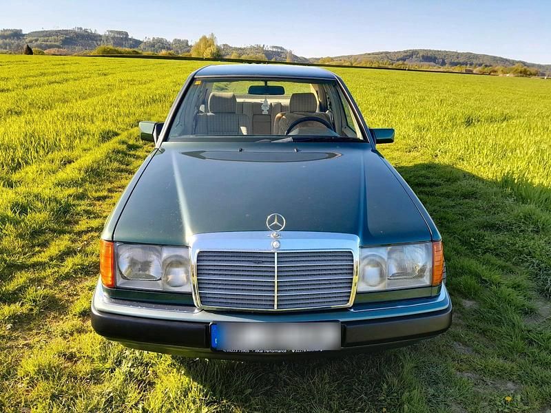 Second-hand Mercedes E300 180 CP (132 kW) 1992 Verde Berlinǎ
