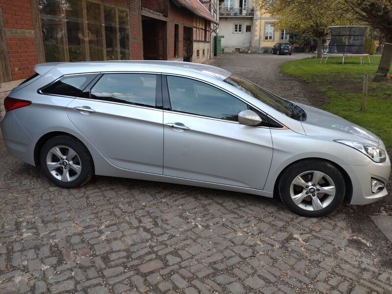 Silber Gebraucht 2015 Hyundai i40 Style Kombi | 11.000 € (Fairer Preis) - Bild 1/4