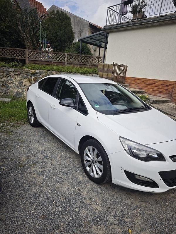 Weiß Gebraucht 2015 Opel Astra Limousine | 6.500 € - Bild 1/4