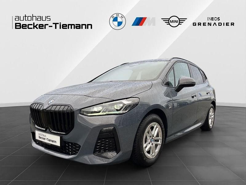 Sparkling kupfergrau metallic Gebraucht 2025 BMW 220 Active Tourer Comfort Edition Van / Kleinbus | 33.901 € (Fairer Preis) - Bild 1/4