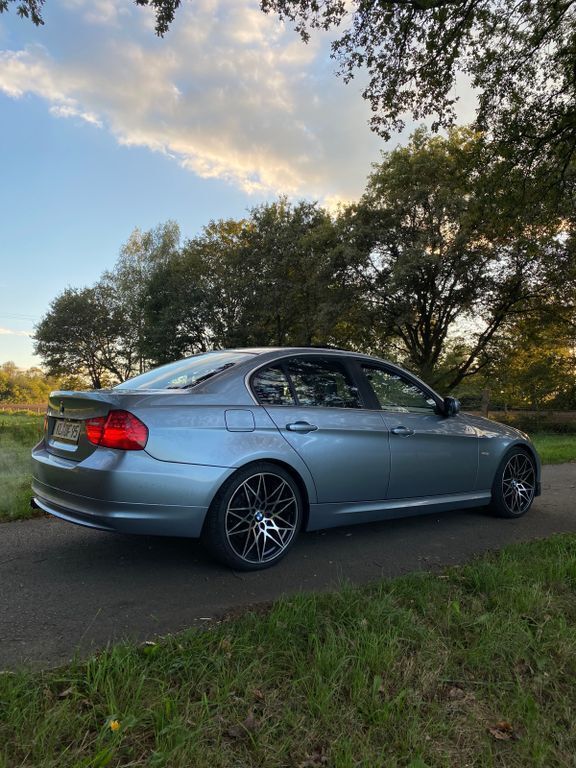 Blau Gebraucht 2009 BMW 325 Limousine | 6.700 € (Fairer Preis) - Bild 1/4