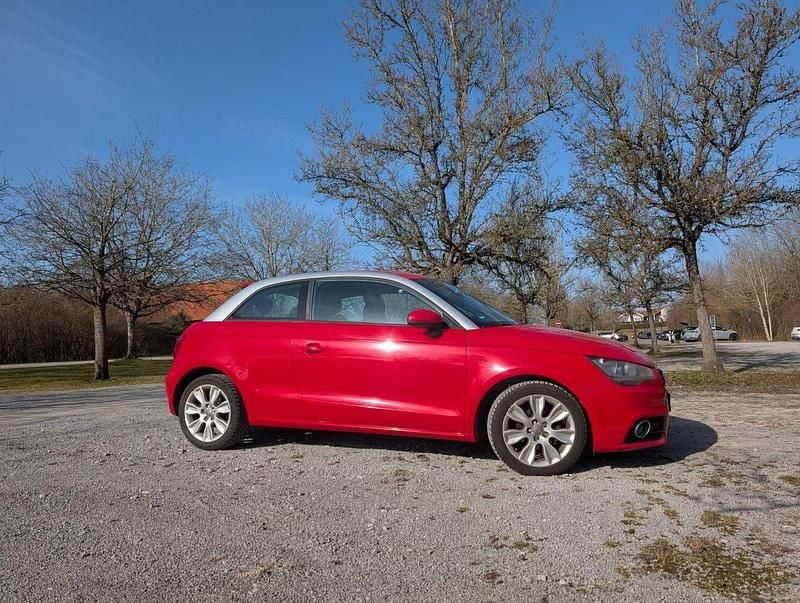 Gebraucht Audi A1 85 PS (62 kW) 2011 Rot Kleinwagen