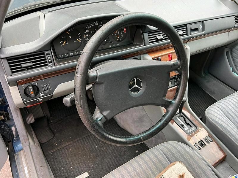 Blau Gebraucht 1990 Mercedes E260 Limousine | 5.600 € - Bild 1/4