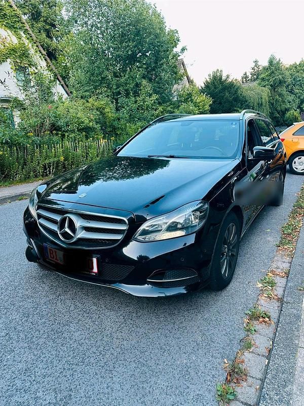 Schwarz Gebraucht 2015 Mercedes E220 Limousine | 12.999 € (Guter Preis) - Bild 1/4