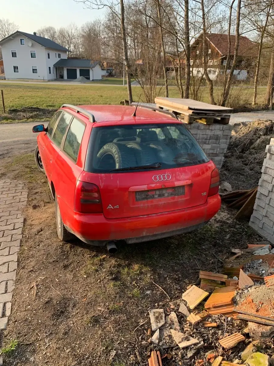 Second-hand Audi A4 125 CP (91 kW) 1994 Roșu Berlinǎ