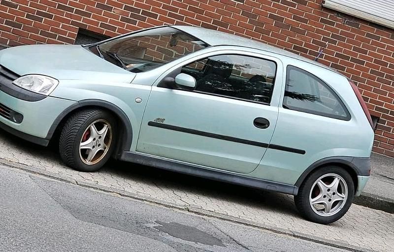 Grün Gebraucht 2000 Opel Corsa Kleinwagen | 900 € (Guter Preis) - Bild 1/4
