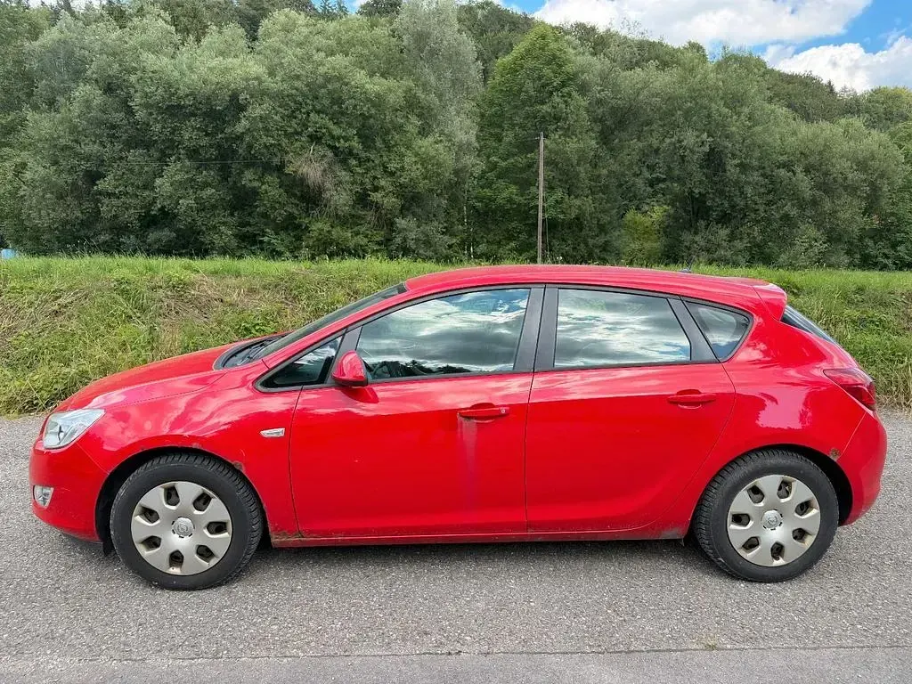 Gebraucht Opel Astra Edition 101 PS (74 kW) 2010 Rot Limousine