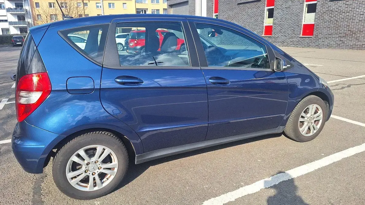 Gebraucht Mercedes A180 116 PS (85 kW) 2011 Blau Limousine