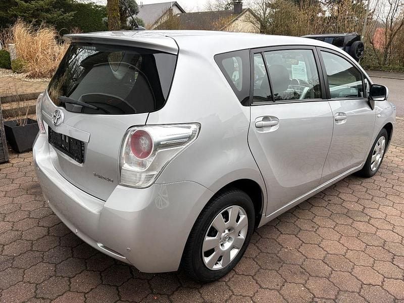 Gebraucht Toyota Verso Edition 147 PS (108 kW) 2010 Silber Van / Kleinbus