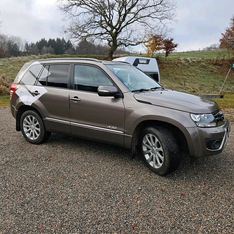 Braun Gebraucht 2013 Suzuki Grand Vitara SUV | 12.000 € (Fairer Preis) - Bild 1/4