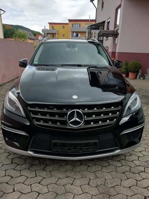 Schwarz Gebraucht 2014 Mercedes ML63 AMG AMG SUV | 28.499 € (Guter Preis) - Bild 1/4