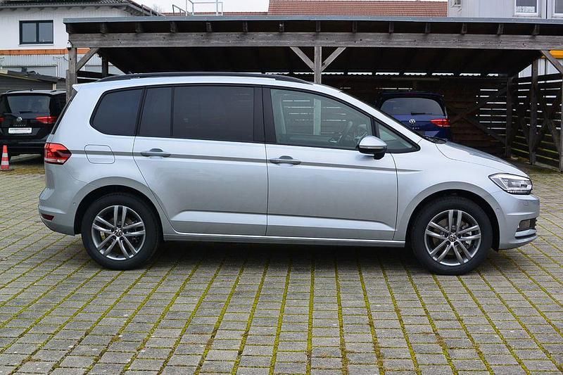 Neu VW Touran Edition 150 PS (110 kW) 2026 Silber Van / Kleinbus