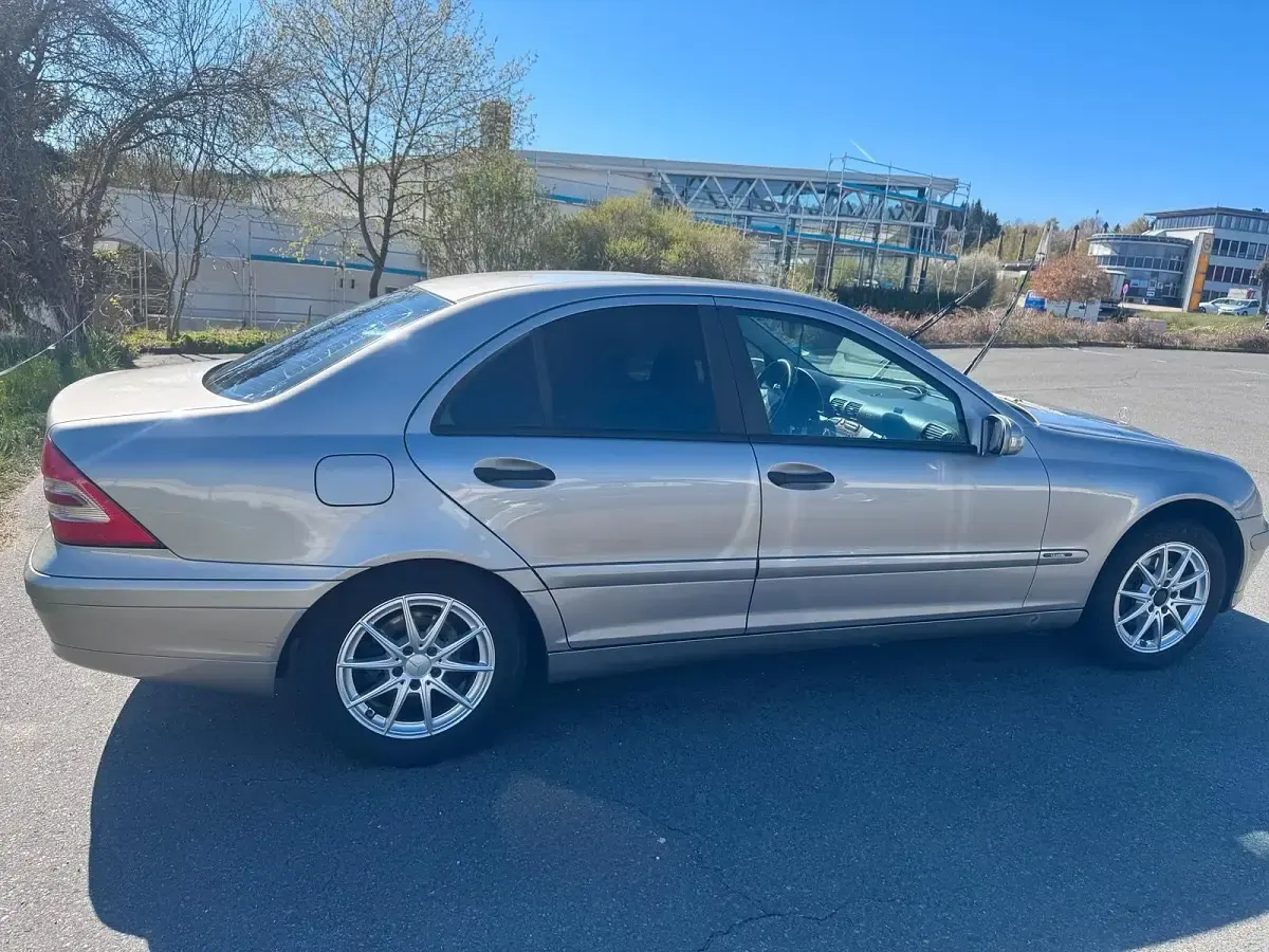 Gebraucht Mercedes C180 143 PS (105 kW) 2003 Gold Kombi