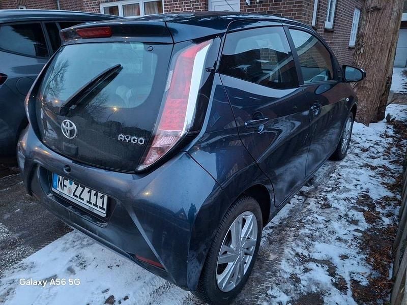 Gebraucht Toyota Aygo 69 PS (50 kW) 2015 Blau Kleinwagen