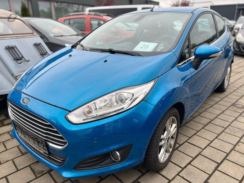 Gebraucht Ford Fiesta Titanium 101 PS (74 kW) 2015 Blau Limousine