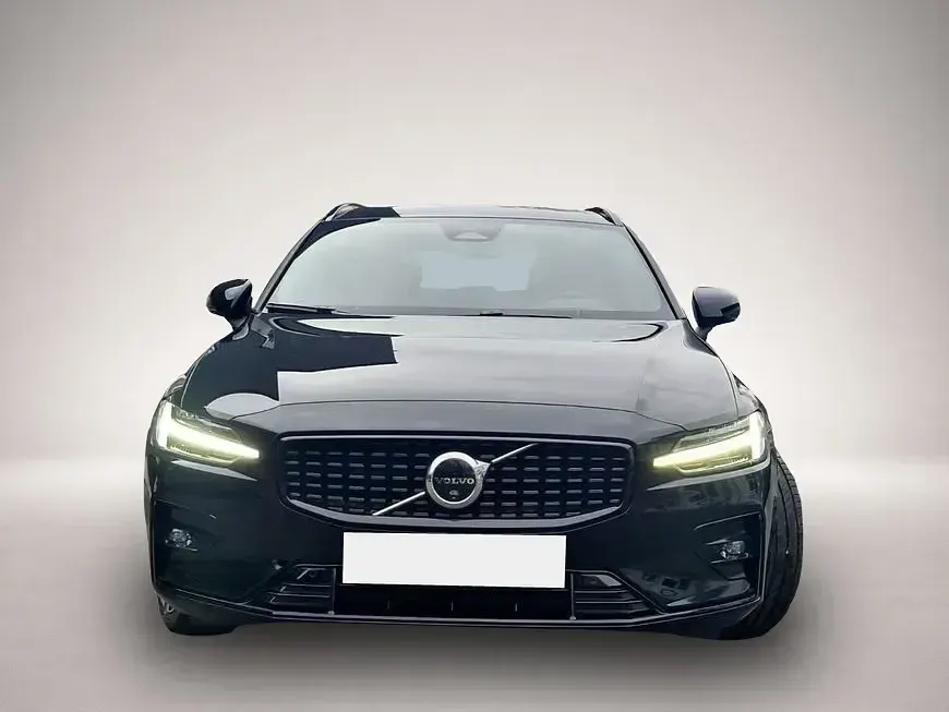 Gebraucht Volvo V60 Plus 197 PS (144 kW) 2025 Schwarz Kombi