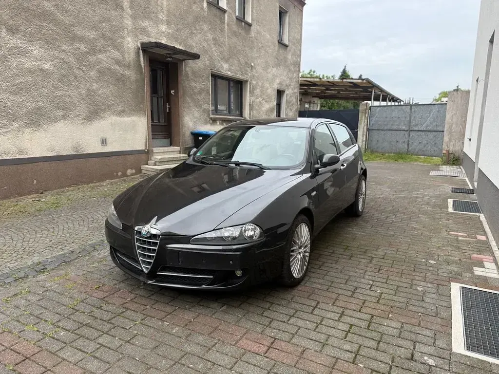 Gebraucht Alfa Romeo 147 105 PS (77 kW) 2007 Schwarz Kleinwagen