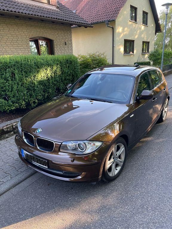 Braun Gebraucht 2010 BMW 116 Sport Line Kleinwagen | 6.990 € (Fairer Preis) - Bild 1/4