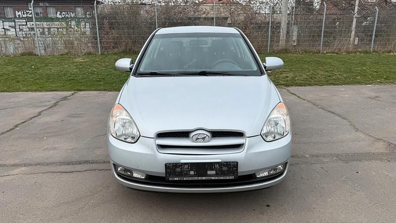 Gebraucht Hyundai Accent 97 PS (71 kW) 2007 Silber Limousine