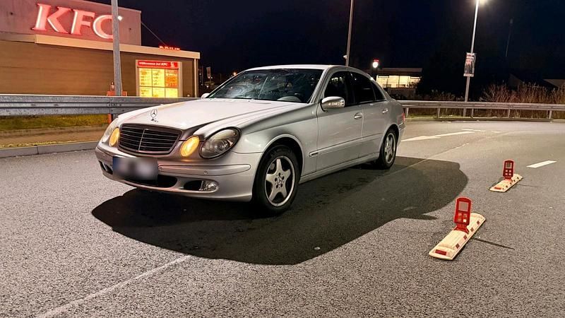 Second-hand Mercedes E200 163 CP (119 kW) 2002 Argintiu Berlinǎ