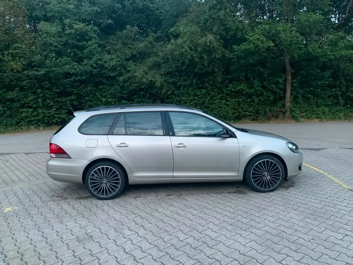 Gebraucht VW Golf VI Match 105 PS (77 kW) 2012 Andere farben Kombi