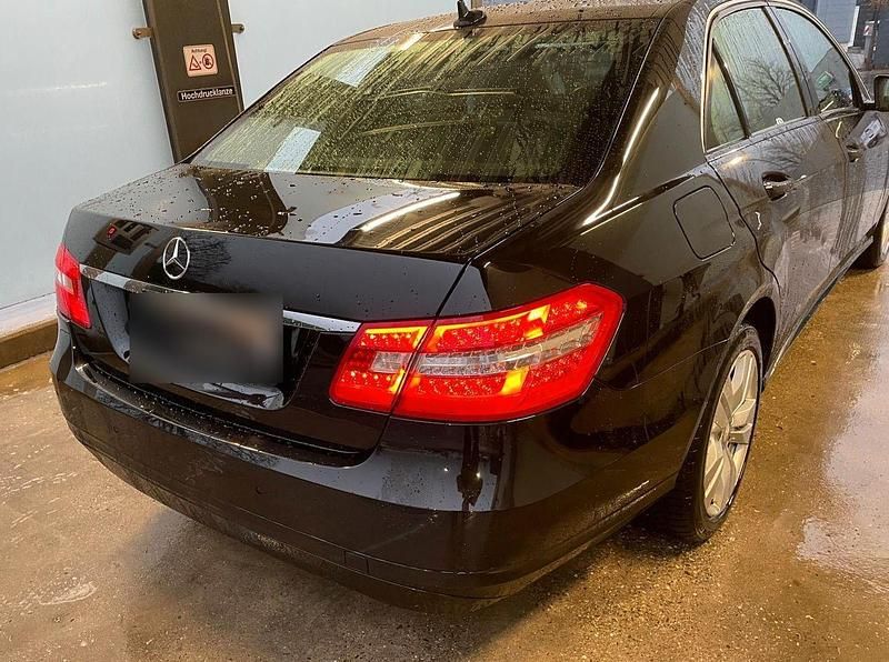 Gebraucht Mercedes E220 Elegance 170 PS (125 kW) 2010 Schwarz Limousine
