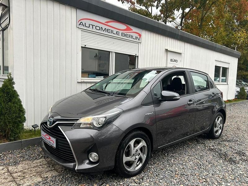 Grau Gebraucht 2016 Toyota Yaris Hybrid Limousine | 6.500 € - Bild 1/4