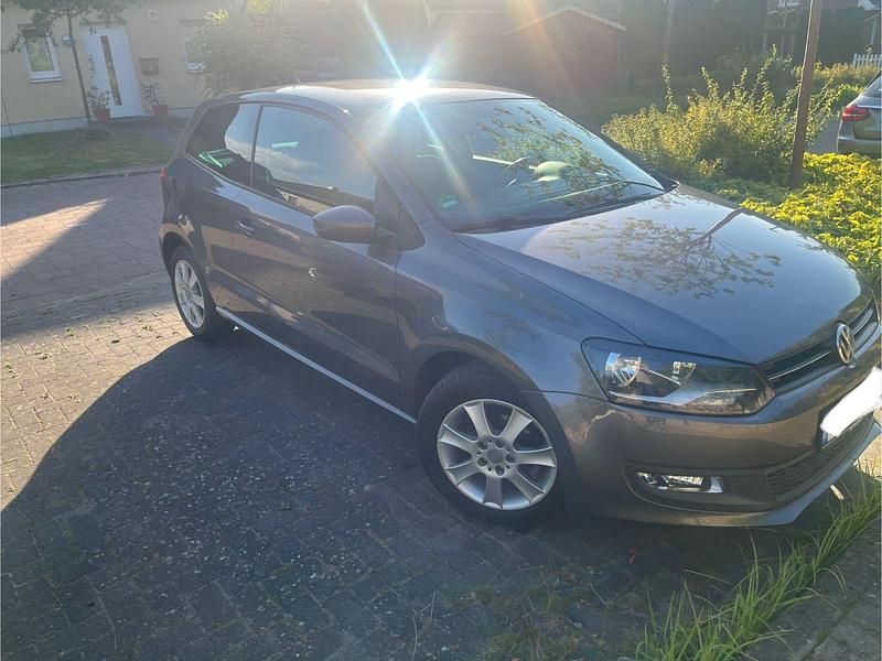 Grau Gebraucht 2011 VW Polo Comfortline Kleinwagen | 5.999 € (Fairer Preis) - Bild 1/4