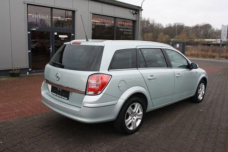 Gebraucht Opel Astra Edition 116 PS (85 kW) 2010 Grün Limousine