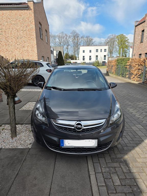 Grau Gebraucht 2013 Opel Corsa Active Coupé | 6.250 € (Fairer Preis) - Bild 1/4