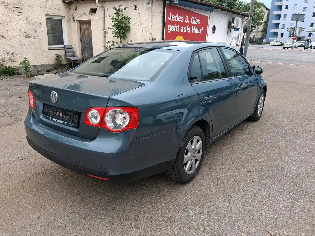 Gebraucht VW Jetta 102 PS (75 kW) 2006 Grün Limousine