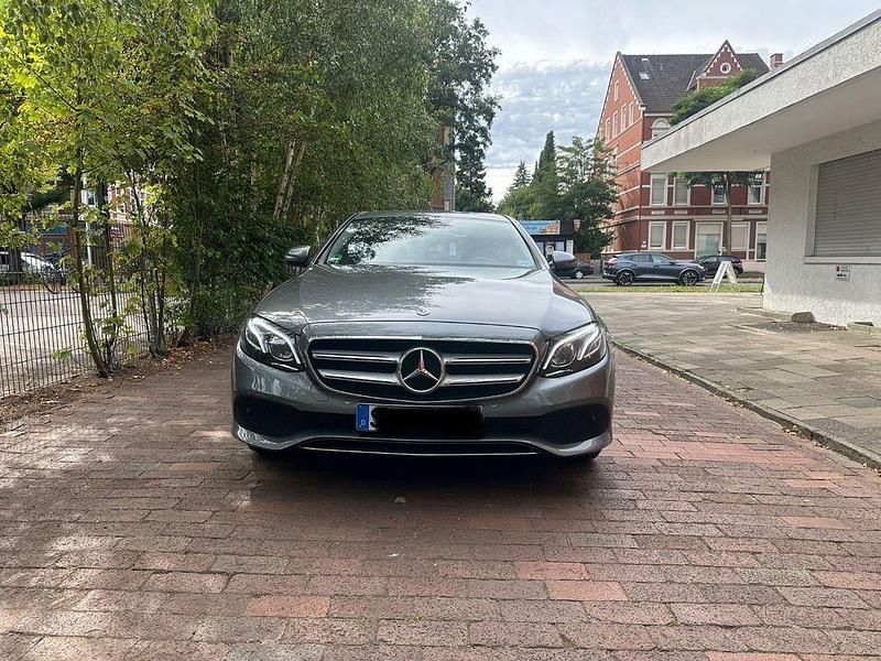 Grau Gebraucht 2017 Mercedes E200 Limousine | 22.999 € (Fairer Preis) - Bild 1/4