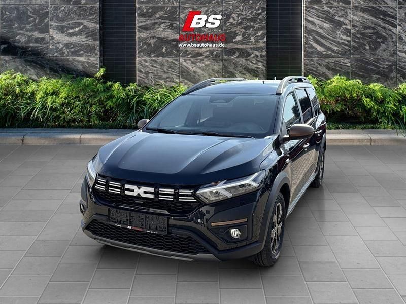 Perlmuttschwarz metallic Gebraucht 2024 Dacia Jogger Extreme Van / Kleinbus | 22.989 € (Etwas zu teuer) - Bild 1/4