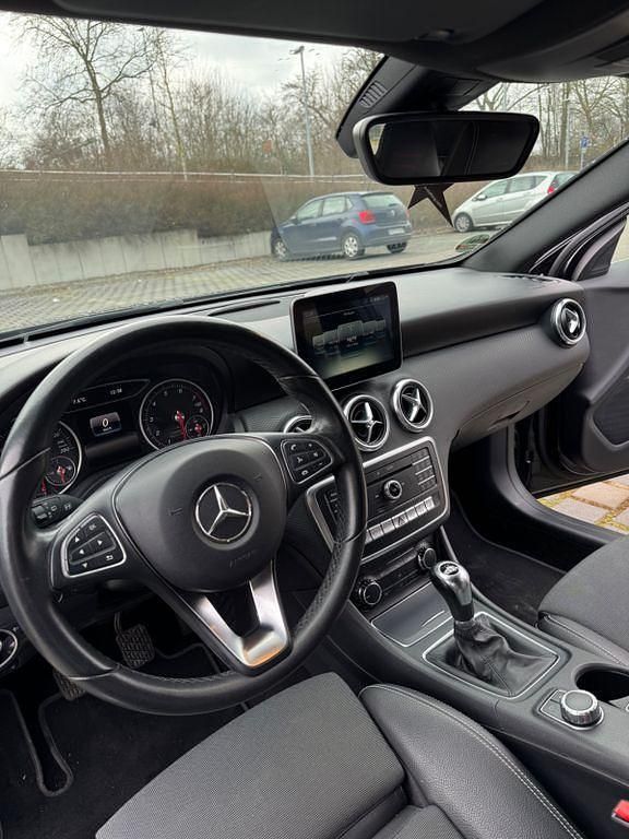 Gebraucht Mercedes A180 Style 122 PS (89 kW) 2017 Schwarz Limousine