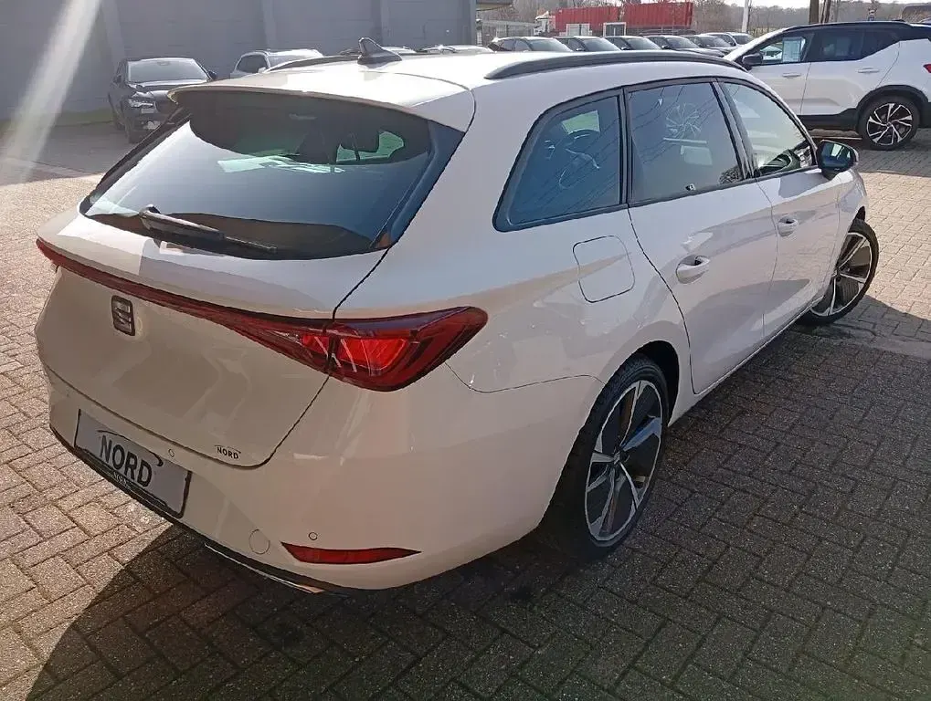 Używany Seat Leon FR 150 KM (110 kW) 2021 Biały Sedan/Limuzyna
