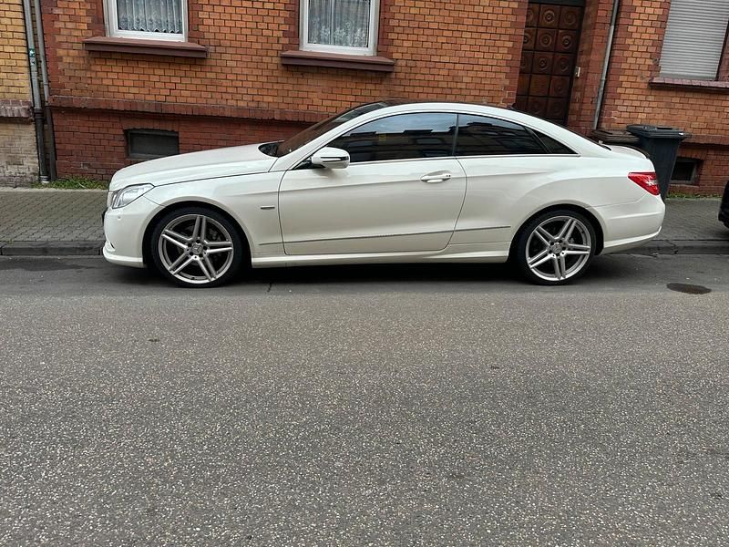 Gebraucht Mercedes E350 AMG 231 PS (169 kW) 2010 Weiß Coupé
