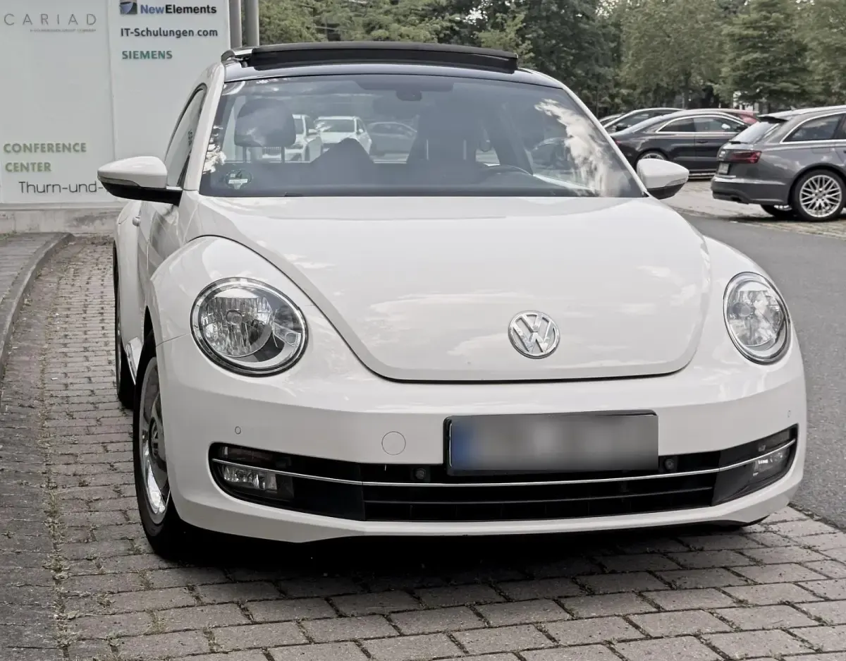 Gebraucht VW Beetle Design 105 PS (77 kW) 2012 Weiß Kleinwagen