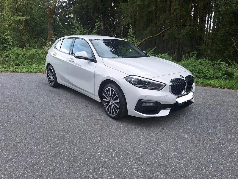 Weiß Gebraucht 2021 BMW 118 Sport Line Kleinwagen | 23.999 € (Etwas zu teuer) - Bild 1/4