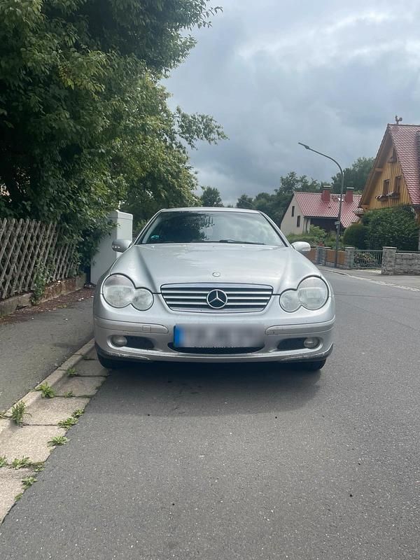 Silber Gebraucht 2003 Mercedes C200 Coupé | 2.099 € - Bild 1/4