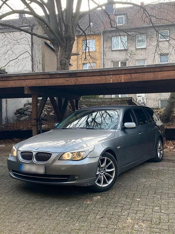 Gebraucht BMW 530 235 PS (172 kW) 2009 Silber Kombi