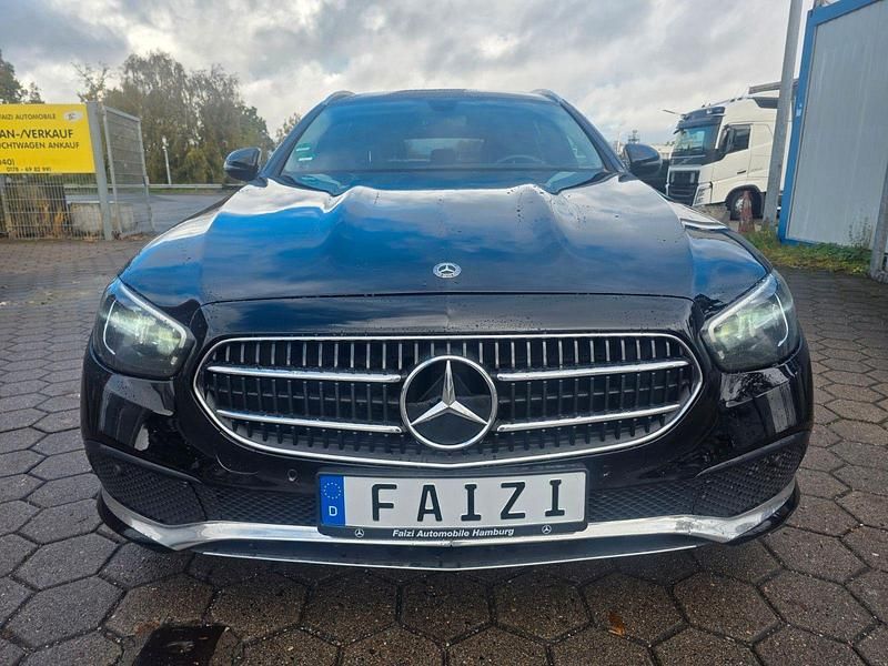 Schwarz Gebraucht 2021 Mercedes E200 Avantgarde Kombi | 15.400 € - Bild 1/4