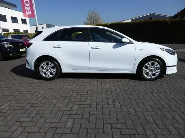 Usado Kia Ceed Vision 140 CV (102 kW) 2025 Blanco Utilitario