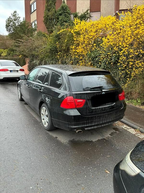 Gebraucht BMW 318 143 PS (105 kW) 2010 Schwarz Kombi