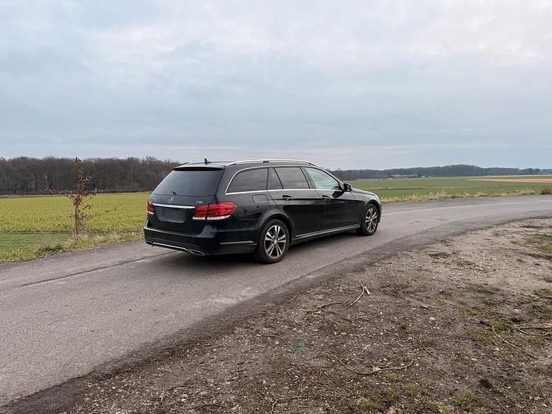 Gebraucht Mercedes E220 170 PS (125 kW) 2014 Schwarz Kombi