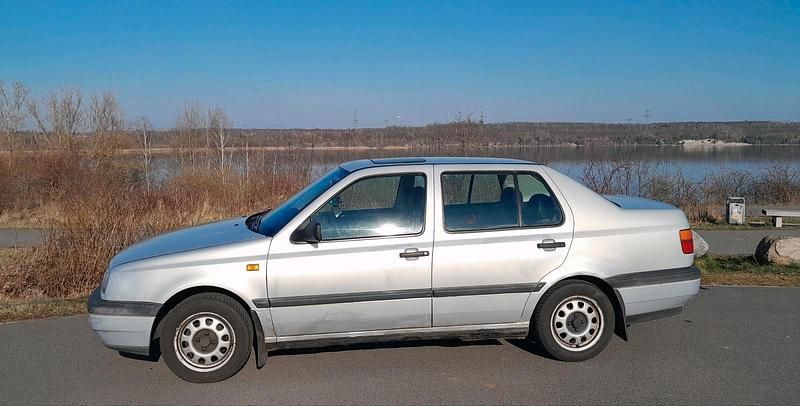 Second-hand VW Vento 90 CP (66 kW) 1994 Argintiu Berlinǎ