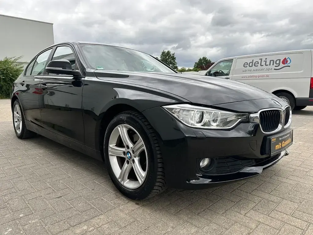 Gebraucht BMW 318 Sport Line 143 PS (105 kW) 2013 Black sapphire metallic Limousine