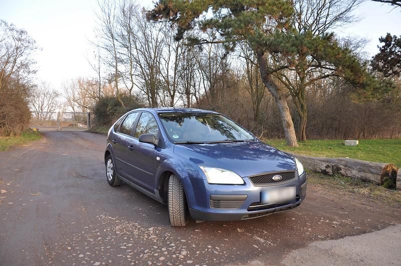 Gebraucht Ford Focus 101 PS (74 kW) 2005 Blau Kleinwagen
