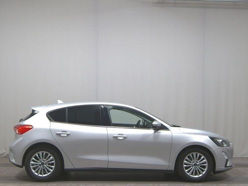 Grau Gebraucht 2020 Ford Focus Titanium Limousine | 13.980 € (Superpreis) - Bild 1/4