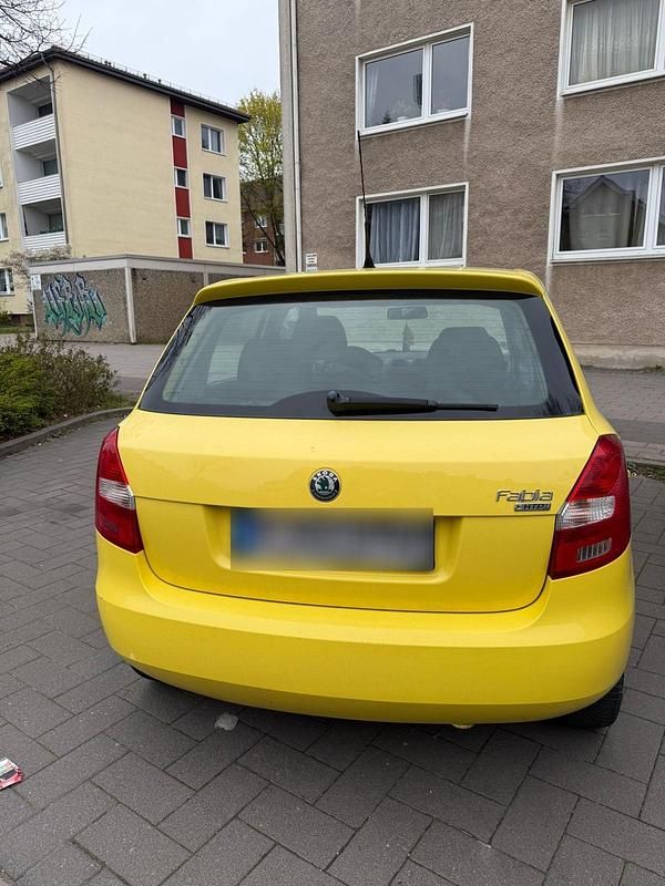 Gebraucht Skoda Fabia 69 PS (50 kW) 2009 Gelb Limousine